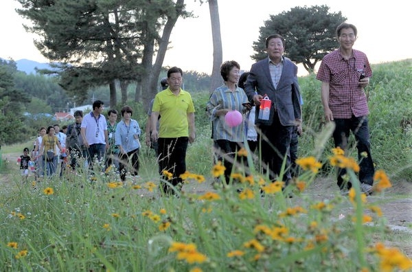 함안박물관과 말이산고분군에서 열린 관광프로그램 '아라가야 달빛마중' 걷기 행사에 조근제 군수를 비롯한 관광객 40여 명이 참여했다. (사진제공=함안군)