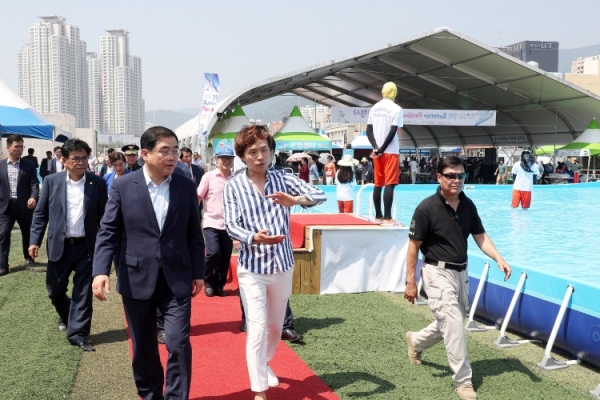 마산구항 방재언덕 매립지에서 열린 '2018 창원 Summer Festival'에 허성무 창원시장이 방문해 행사장을 살펴보고 있다. (사진제공=창원시)