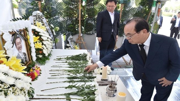 오거돈 부산광역시장이 지난 25일 시청 광장(지하철 시청역 3번 출구)에 마련된 故 노회찬 정의당 원내대표 분향소를 본청 실국장과 함께 방문해 조문하고 있다(사진제공=부산시)
