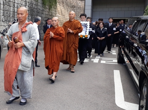 박종철 열사의 부친 박정기 선생 발인과 화장절차가 마무리된 31일 오전 부산광역시 금정구 영락공원에서 스님들과 상주, 장례위원들이 서울시민광장에서 열릴 노제에 참석하기 위해 운구차로 이동하고 있다.(사진=양삼운 선임기자)