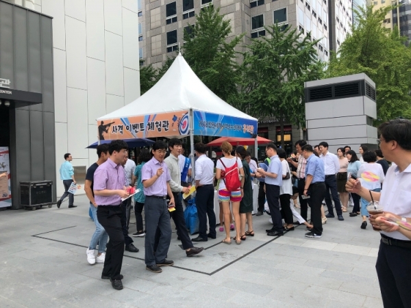 창원시 국제사격장 내 관광홍보부스에 체험을 하려는 관광객들이 줄을 서 있다(사진제공=창원시)