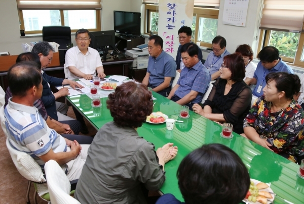박일호 밀양시장이 27일 '찾아가는 시장과 만남의 날'을 갖고 상남면 주민자치위원들과 토론을 하고 있다(사진제공=밀양시)