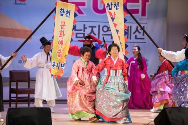 합천군 사동할매극단의 연극 '춘향전'이 문화체육관광부가 주최하고 한국문화원연합회가 주관하는 '어른이 행복무대' 참가단체 모집 공모사업에 선정됐다(사진제공= 합천군)