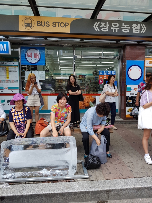 김해 장유 승강장에 사각얼음을 비치한 모습이다. (사진제공=김해시청)