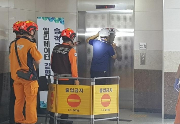 양산시 119 안전점검반이 승강기 사고발생 피해를 줄이기 위해 증산역에서 승강기 사고대응 합동 구조훈련을 하고 있다(사진제공=양산시)