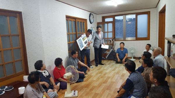 합천군은 17일 가야면 황산1구 마을 경로당에서 마을주민 30여명이 모인 가운데  '해인사 소리길 오감콘텐츠 사업' 추진을 위한 간담회를 가졌다.(사진제공=합천군)