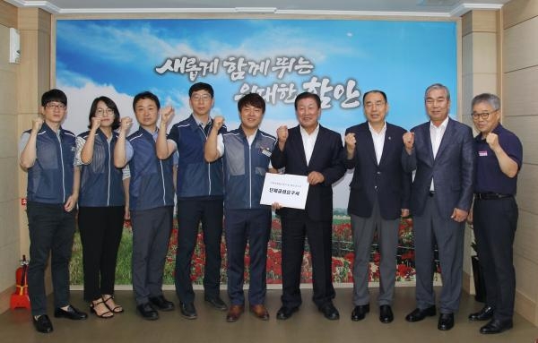 전국공무원노동조합 경남지역본부 함안군지부는 20일 함안군청 군수실에서 2018년 공무원노조 단체교섭요구서를 군에 전달했다.(사진제공=함안군)