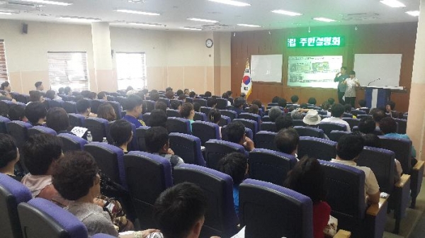 진해 장천초등학교에서 지역 주민들을 대상으로 특수학교 설립 주민설명회를 개최했다.