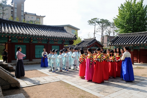 동래 안락서원에서 학생들이 예절교육을 받고 있다. (사진제공=부산시)