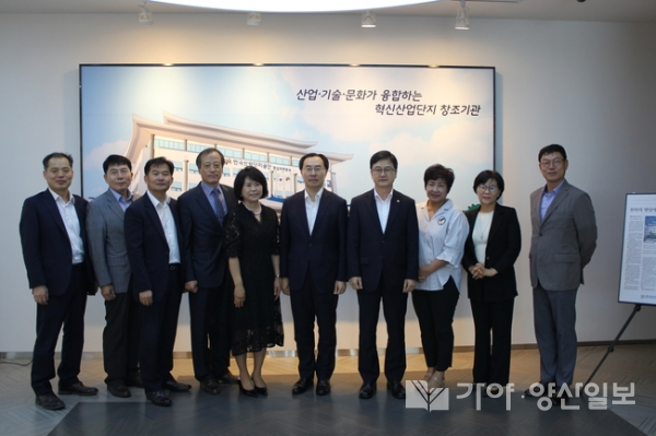 한국산업단지공단 경남지역본부와 창원국가산업단지 경여자협의회, 창원시여성경제인협회는 31일 산단공 경남본부 6층 멀티플렛그에서 문승욱 경남도 경제부지사를 초청해 '창원국가산단 입주기업 현장소통 간담회'를 가졌다.