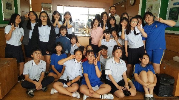 산청중학교 교내에서 지난 5일 '작은 소녀상' 제막식이 열렸다.