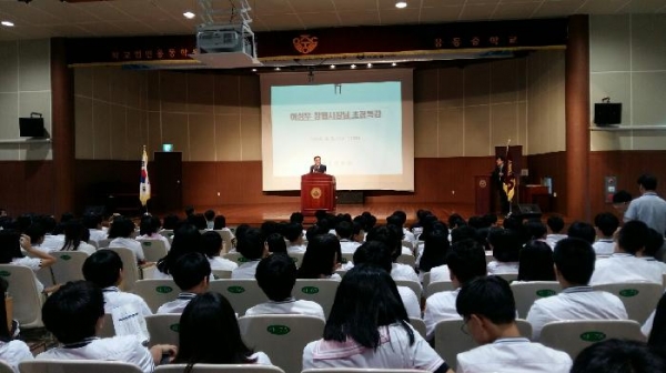 웅동중학교에서 지난 5일 6.25 학도병참전유공자 명비를 세우는 제막식이 열렸다.