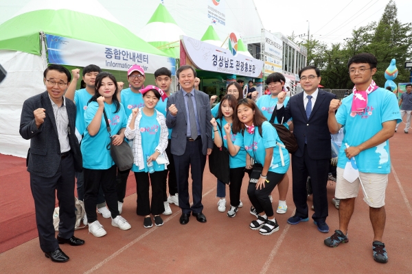8일 도종환 문체부 장관과 허성무 창원시장아 함께 2018창원세계사격선수권대회가 열리고 있는 창원국제사격장을 방문해 선수단을 격려하고 경기를 참관했다.