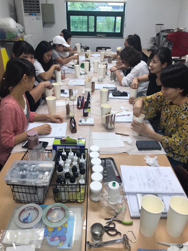 합천군 다문화센터 교육장에서 진행하는 아로마 캔들 지도 사범 자격 취득 교육