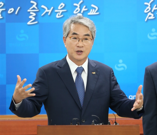 박종훈 도교육감이 도교육청 브리핑룸에서 담화문을 발표하고 있다.