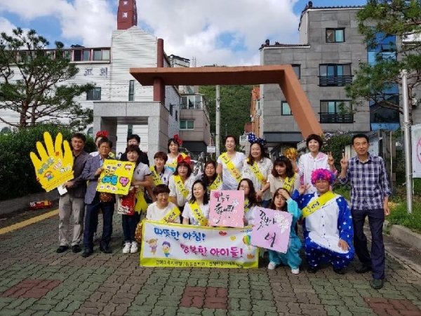 김해교육지원청이 3년째 이어온 등굣길 행복한 아침맞이 행사를 진행하고 기념사진을 촬영하고 있다. (사진제공=경남교육청)