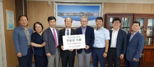 대한기계설비건설협회가 진주교육지원청에 급식비를 기부하고 기념사진을 촬영하고 있다. (사진제공=경남교육청)