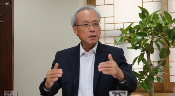 문성현 경제사회노동위원장이 인터뷰를 하고 있는 모습이다.