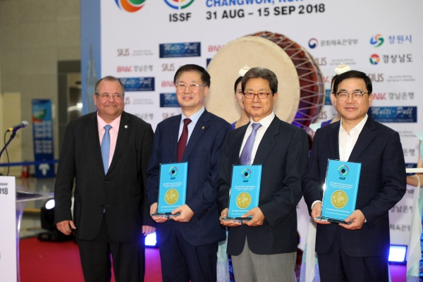 14일 창원국제사격장 내 필로티홀에서 열린 폐막식에서 프란츠 슈라이버 사무총장이 황용득 대한사격연맹회장, 이달곤 조직위원장, 허성무 시장에게 감사패를 전달한 후 기념촬영을 하고 있다.
