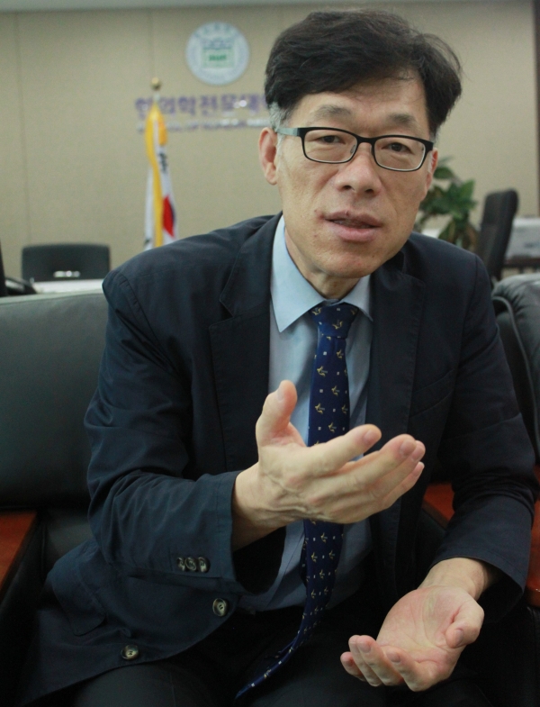 권영규 부산대 한의학전문대학원 원장이 지난 13일 인터뷰를 하고 있다.