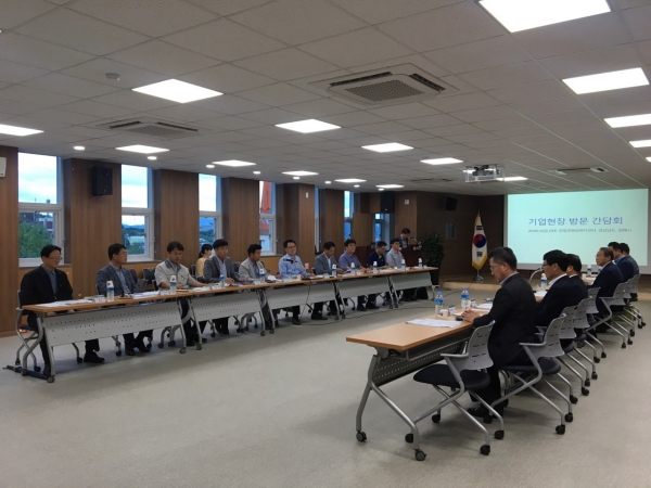 문승욱 경상남도 경제부지사가 14일 한림면행정복지센터에서 경상남도와 김해시, 기업지원 유관기관과 함께 김해지역 안하·병동농공단지 입주기업인들과 간담회를 가졌다.
