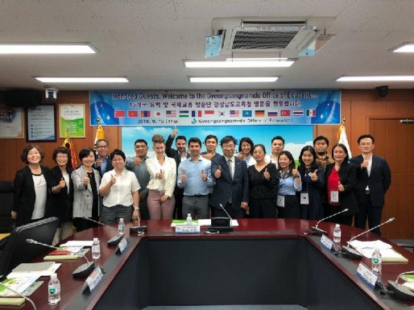 지난 13일, 경남교육청 중회의실에서 15개국 국제교육협력 대표단이 방문해 초청 연수 프로그램 참가 후 기념사진을 촬영하고 있다. (사진제공=경남교육청)