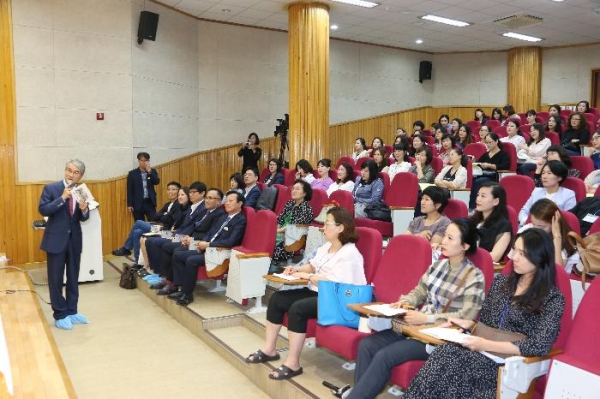 지난 14일, 박종훈 교육감이 학부모를 대상으로 강연을 펼치고 있는 모습이다. (사진제공=경남교육청)