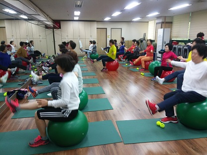 김해시에서 진행하는 웰빙운동교실 모습