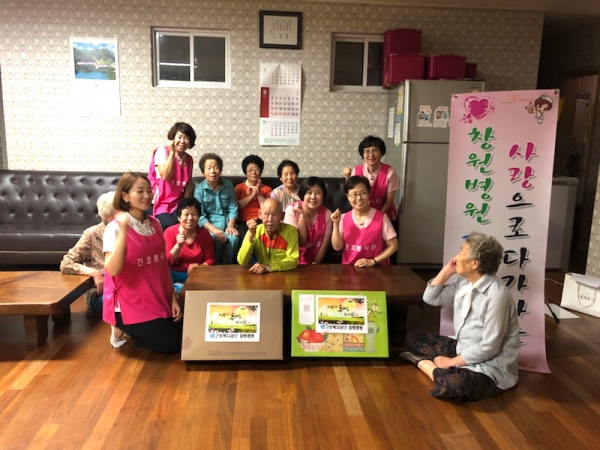 창원병원 간호봉사단은  13일 중앙동 소재 경로당을 방문해 추석명절 전 건강상담을 실시하고 위문품을 전달했다.