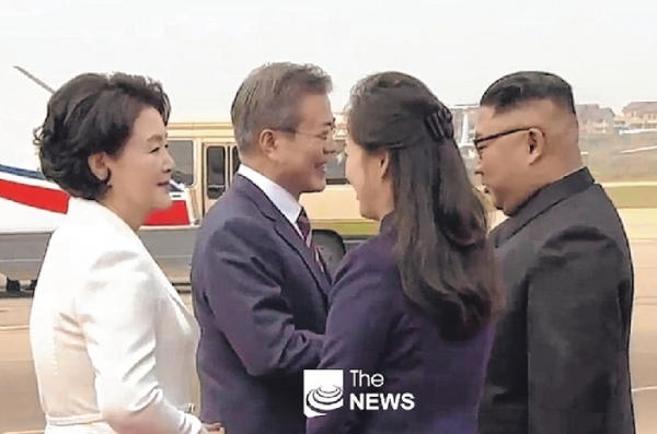 문재인 대통령이 평양 순안공항에서 북한 김정은 위원장과 악수하고 있다. (더뉴스=제휴)