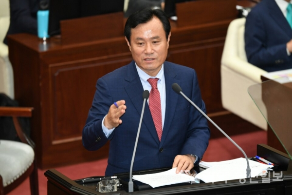 한옥문 도의원이제357회 정례회 제3차 본회의장에서 열린 도정질문에서 양산 동.서 연결도로가 추진사업 필요성에 대한 입장을 밝히고 있다.
