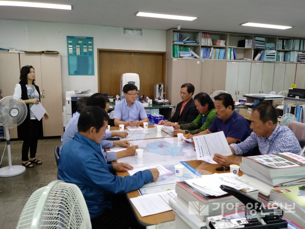 개발제한구역 내에서 발생하는 불법행위 사전 예방 등 개발제한구역의 효율적인 관리를 위해 12일개발제한구역 보전지킴이 간담회를 하고 있다.