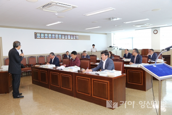 지난 17일 고성군의회 회의실에서 의원들이 의정연수를 실시하고 있다. (사진제공-고성군)