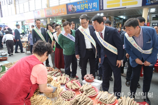 문준희 합천군수가 18일 합천시장에서 열린 전통시장 활성화 캠페인에 참여해 직접 장을 보고 있다.