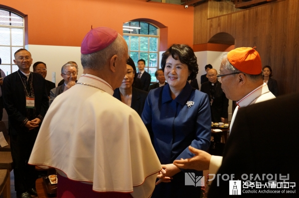 지난 13일 국제학술심포지엄에 김정숙 여사가 참석해 피지겔라 대주교와 인사를 나누고 있는 모습이다. (사진제공=천주교 서울대교구)