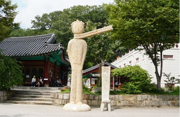 어린왕자 조각상이 설치된 통도사. (사진제공=통도사)