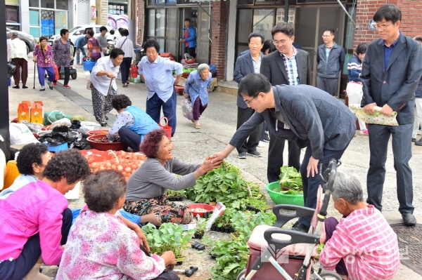 19일 장충남 남해군수가 남면전통시장을 둘러보며 지역 경기를 직접 확인하고 시장 상인들의 어려움을 청취하고 있다(사진제공=남해군청)