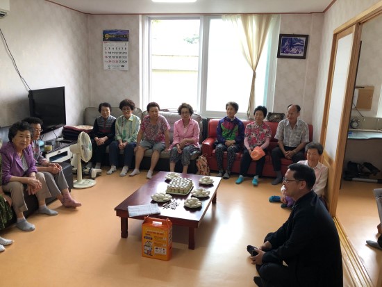 이국성 덕계동장이 한가위를 맞아 관내 경로당을 방문해 어르신들의 안부를 살피고 있다.