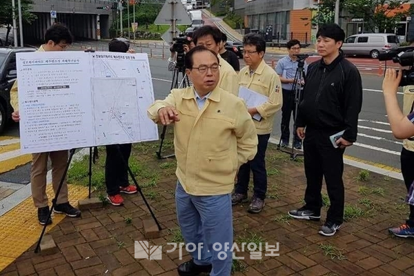 오거돈 부산광역시장이 민생현장을 방문해 시민들의 손을 잡고 인사를 나누고 있다.(가야일보ㆍ양산일보 자료사진)