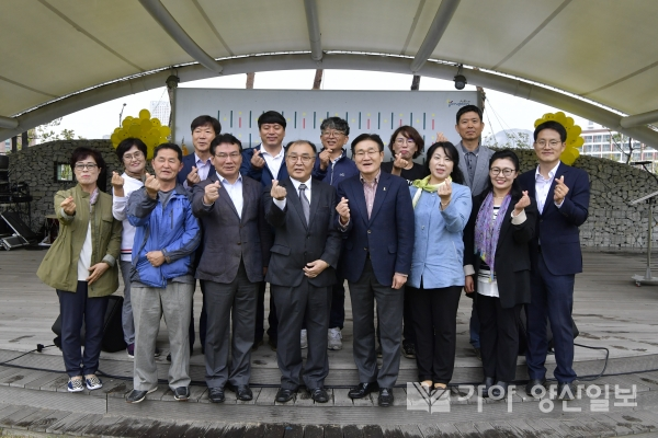 29일 열린 양산시 사회적경제 홍보행사에 김일권 시장·서형수 국회의원 등이 참석해 기념촬영을 하고 있다(사진제공=양산시)