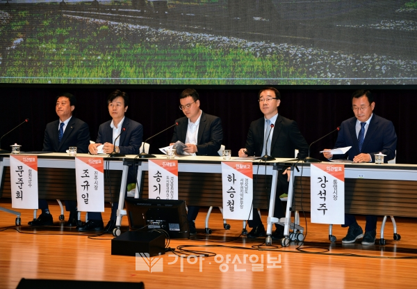 경남도는 13일 한국토지주택공사(LH)에서 김재경·박대출 국회의원 주최로 서부경남 KTX 조기 착공을 위한 공청회를 개최했다