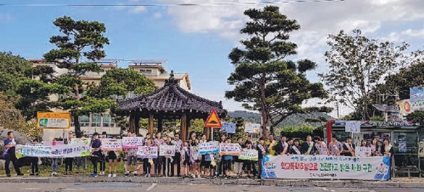 산청교육청이 12일 신안면사무소, 신안초 교문 앞에서 하반기 '학교폭력예방을 위한 학교폭력 멈춰!' 합동캠페인을 실시했다.