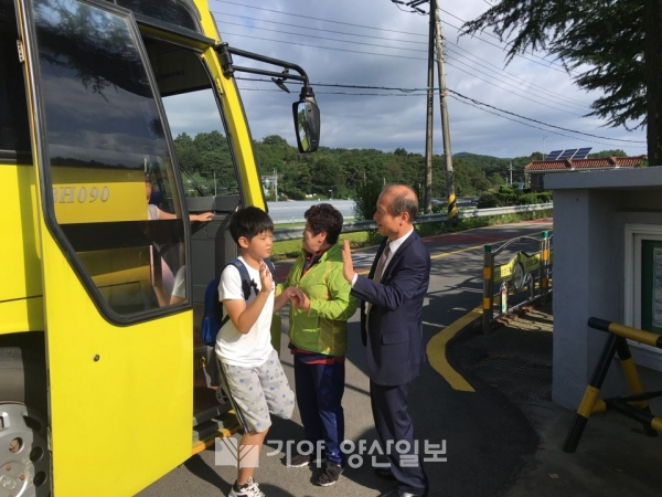 경상남도진주교육지원청 간부공무원들이 초등학교 통학차량에 직접 탑승해 안전한 통학환경조성을 위한 현장 점검을 실시했다.(사진제공=경남교육청)