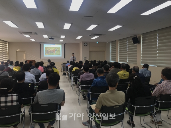 진례면사무소에서 12일 개그맨 출신 치과의사 김영삼 원장이 건강아카데미 강의를 하고 있다.