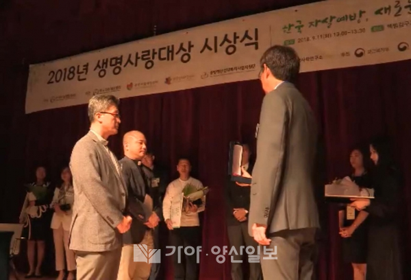 가톨릭평화방송과 가톨릭중앙의료원이 11일 서울 백범김구기념관 컨벤션홀에서 한국자살예방협회가 주는 2018 생명사랑대상 문화부문상을 공동 수상했다.