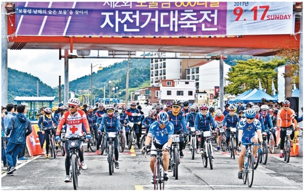28일 남해의 해안도로를 따라 '제3회 보물섬 800리길 자전거 대축전'이 열린다.
