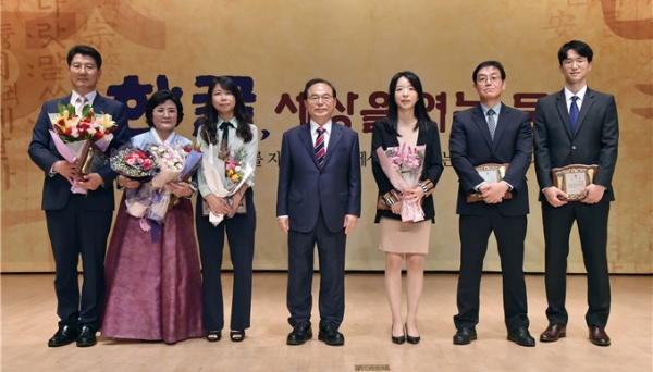 부산시는 훈민정음 반포 572돌을 맞아 9일 오전10시 시청 대강당에서 한글날 기념 경축식을 가졌다. 이날 경축식에서 오거돈 부산시장은 "엄혹한 일제 탄압 속에서도 우리글에 대한 연구와 한글운동을 꽃 피운 자랑스러운 도시가 부산"이라며 "한글을 아끼고 널리 보급하는 일 역시 부산시민 모두가 마땅히 해야 할 책임"이라고 강조했다. 오 시장은 "일제 강점기 동래와 기장을 비롯한 부산 곳곳에 우리말을 가르쳤던 학교가 있었고 그 역사적 자료들이 지금도 계속 발굴되고 있다"며 한글날을 맞아 자랑스러운 부산의 역사를 기리고 기억하자고 말했다. 이날 경축식에서는 부산지역 한글발전 유공으로 11명이 시장·교육감 포상을 받았다. 이들은 부산한글학회가 발굴·추천하고 부산시와 교육청이 자체 공적심의를 거쳐 포상대상으로 선정됐다. 시장 감사패는 김종우 부산교통공사 부장, 김종순 한국서체연구회 회원, 박은미 영산대학교 초빙교원, 정진현 부산대학교 강사, 염창현 국제신문 논설위원, 차재환 KBS부산총국 아나운서 등 6명, 교육감 표창장에는 백은미 다송중학교 교사, 박영철 대명여자고등학교 교사, 이새나 남천중학교 교사, 정유경 부산대신중학교 교사, 김민아 삼정고등학교 교사 등 5명이 수상의 영광을 안았다.