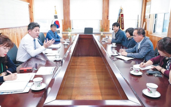 백두현 고성군수가 '어린이집연합회 임원과의 간담회'에서 인사말을 하고 있다.(사진=박동진 기자)