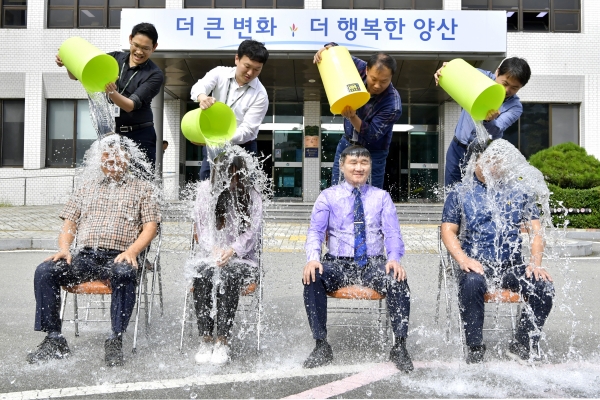 김일권 양산시장이 10일 시청 현관 앞에서 김현민 보건소장, 김권준 노조지부장, 이선아 주무관과 함께 아이스버킷챌린지에 동참했다. (사진제공=양산시)