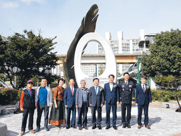 허성곤 김해시장이 김해시민헌장비 제막식후 참석자와 기념사진을 촬영하고 있다.